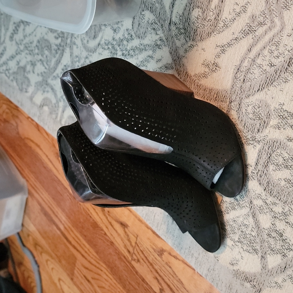 Brand NWOT Vince Camuto wedges